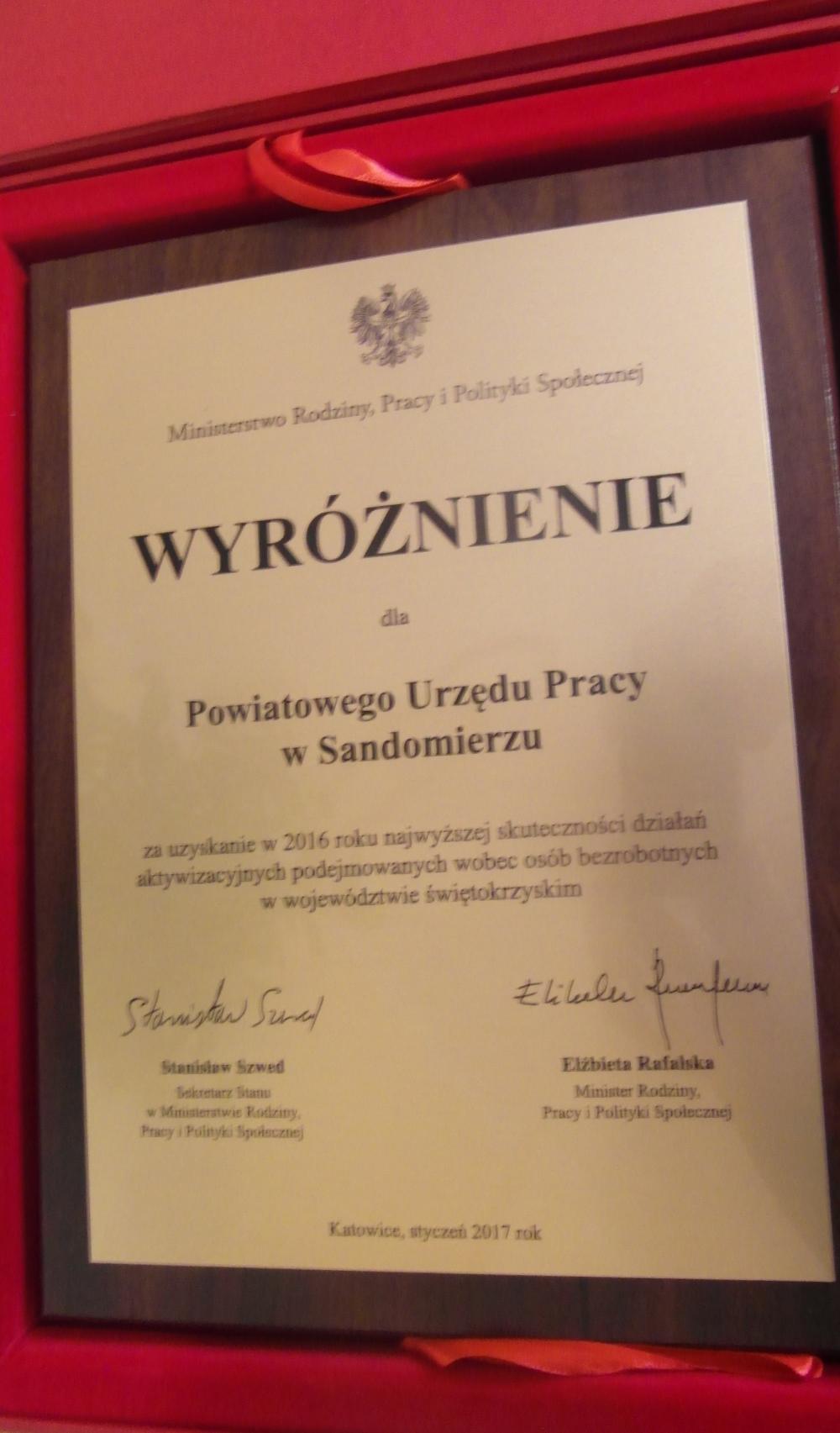 Zdjęcie galerii artykułu: Powiatowy Urząd Pracy w Sandomierzu wyróżniony przez Ministra Rodziny, Pracy i Polityki Społecznej - Powiatowy Urząd Pracy w Sandomierzu wyróżniony - dyplom.jpg