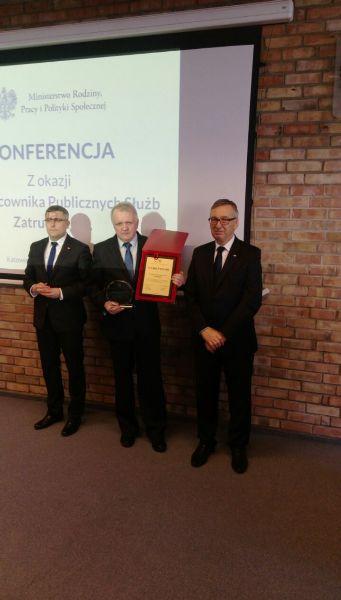 Zdjęcie galerii artykułu: Powiatowy Urząd Pracy w Sandomierzu wyróżniony przez Ministra Rodziny, Pracy i Polityki Społecznej - Powiatowy Urząd Pracy w Sandomierzu wyróżniony przez Ministra Rodziny, Pracy i Polityki Społecznej.jpg